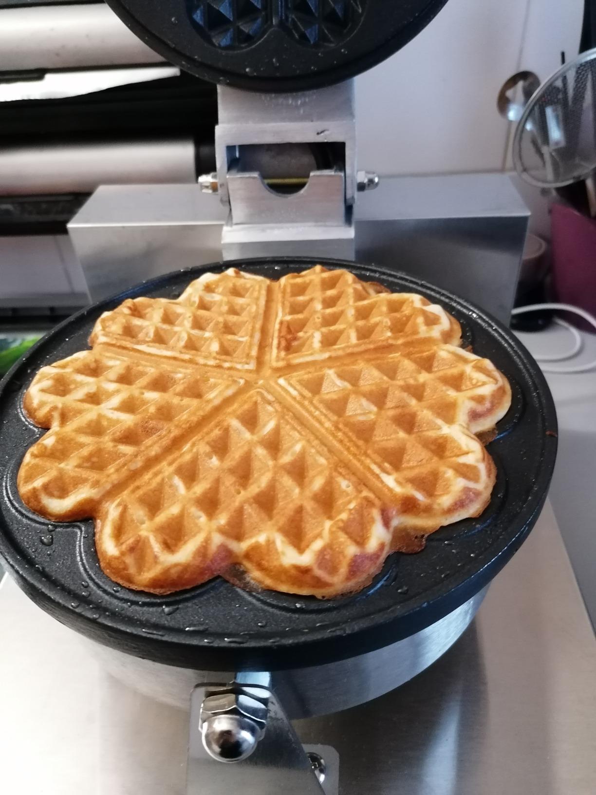 w/ LED Light VEVOR Heart Shaped Waffle Maker Teflon Coating Anti-scald Handle 